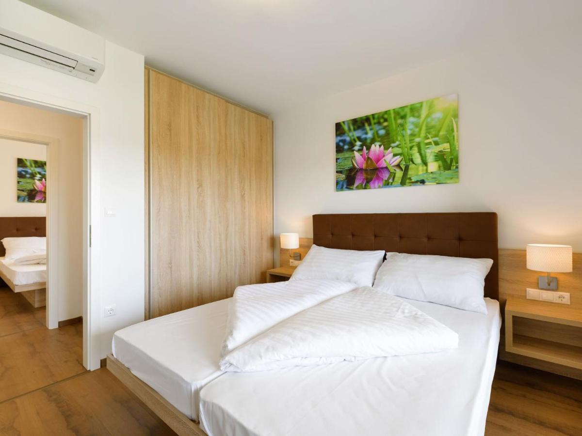 Apartment With Pool, Roof Terrace, Garden Zsira 외부 사진